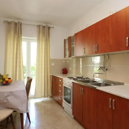 Apartment Brusic Ana